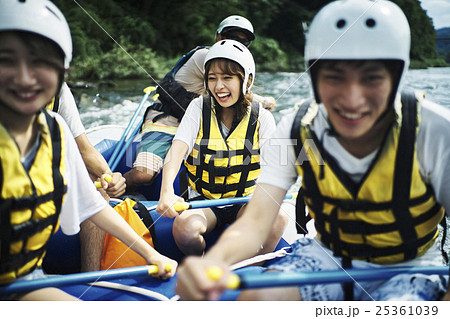 ラフティングを楽しむ男女 ラフティングを楽しむ男女 25361039