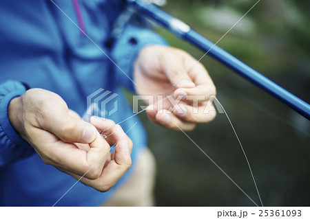 フライフィッシングを楽しむ男性 25361093