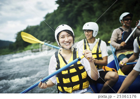 ラフティングを楽しむ男女 ラフティングを楽しむ男女 25361176