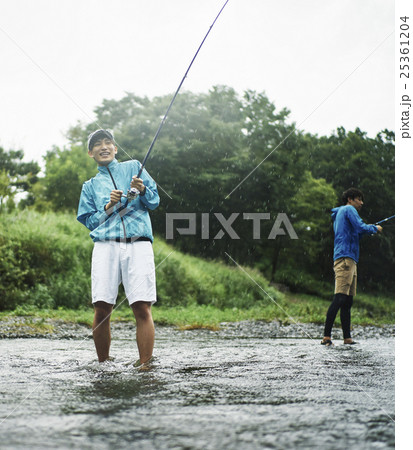 フライフィッシングを楽しむ男性 25361204