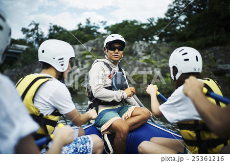 ラフティングを楽しむ男女 25361216