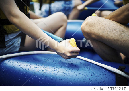 ラフティングを楽しむ女性 25361217