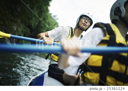 ラフティングを楽しむ男女 25361224