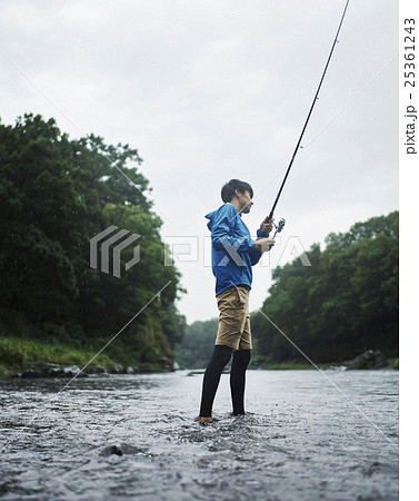 フライフィッシングを楽しむ男性 25361243
