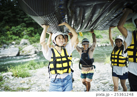 ラフティングを楽しむ男女 ラフティングを楽しむ男女 25361248