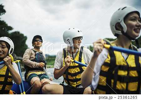 ラフティングを楽しむ男女 ラフティングを楽しむ男女 25361265