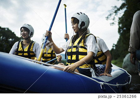ラフティングを楽しむ男女 ラフティングを楽しむ男女 25361266