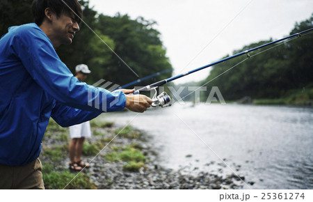 フライフィッシングを楽しむ男性 25361274
