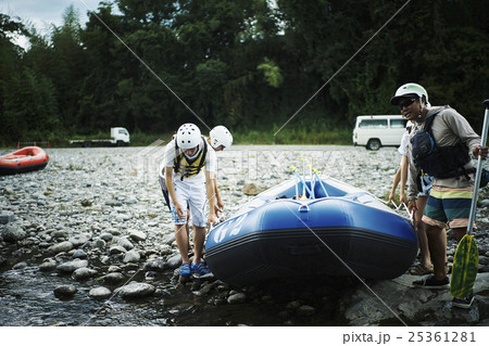 ラフティングを楽しむ男女 25361281