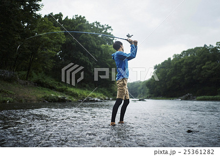 フライフィッシングを楽しむ男性 25361282