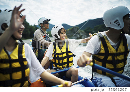 ラフィティングを楽しむ男女 ラフィティングを楽しむ男女 25361297