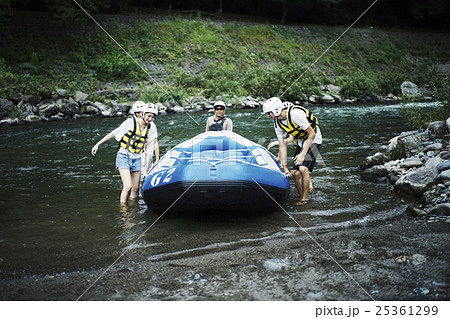 ラフティングを楽しむ男女 25361299