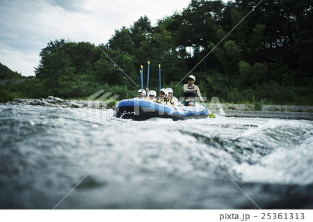 ラフティングを楽しむ男女 ラフティングを楽しむ男女 25361313
