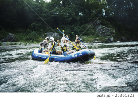 ラフティングを楽しむ男女 ラフティングを楽しむ男女 25361323