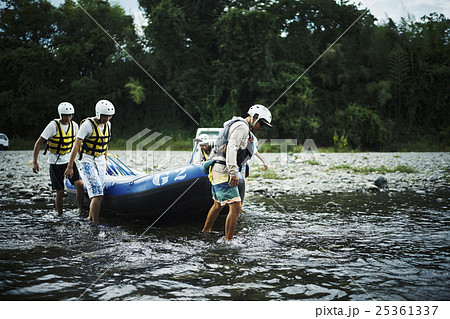 ラフティングを楽しむ男女 ラフティングを楽しむ男女 25361337