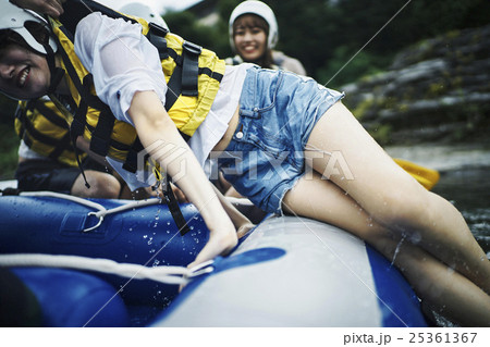 川遊びする女性 25361367