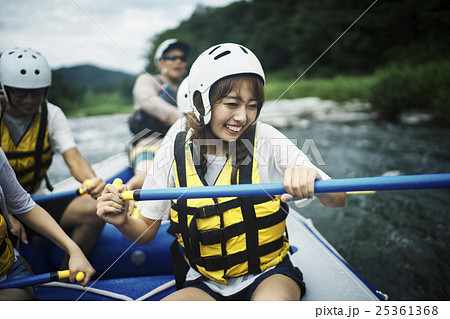 ラフティングを楽しむ男女 25361368