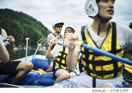 ラフティングを楽しむ男女 ラフティングを楽しむ男女 25361394