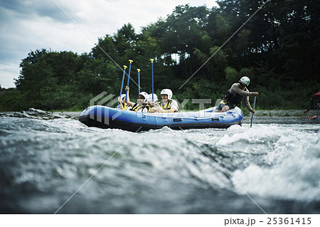 ラフティングを楽しむ男女 ラフティングを楽しむ男女 25361415