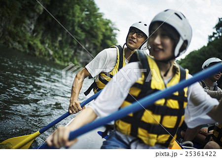 ラフティングを楽しむ男女 ラフティングを楽しむ男女 25361422