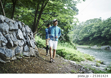 フライフィッシングを楽しむ男性 25361424
