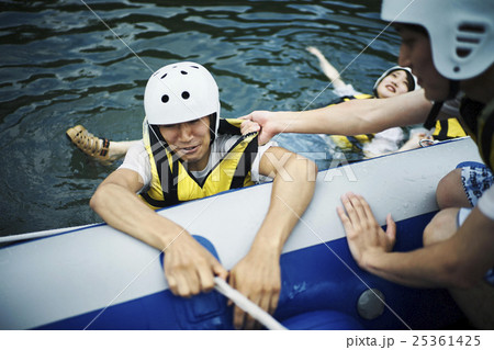 川遊びする男女 川遊びする男女 25361425