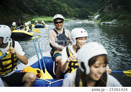 ラフティングを楽しむ男女 ラフティングを楽しむ男女 25361426