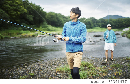 フライフィッシングを楽しむ男性 25361437