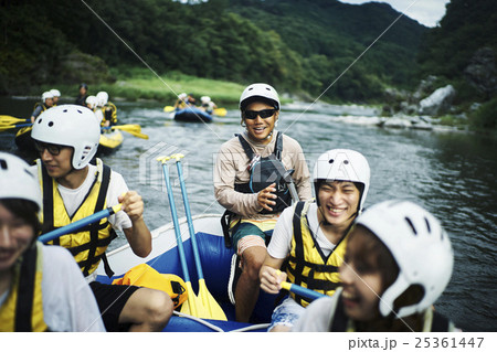 ラフティングを楽しむ男女 ラフティングを楽しむ男女 25361447