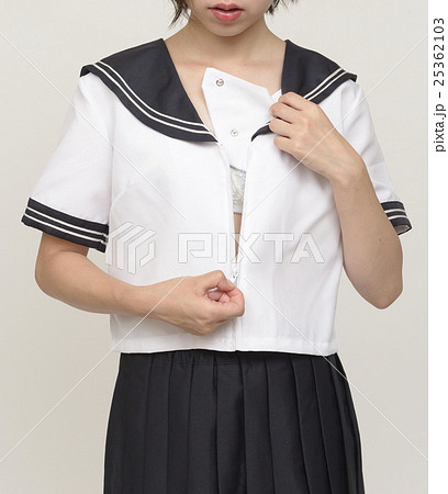 制服を脱ぐ女子高生の写真素材