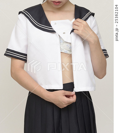 制服を脱ぐ女子高生の写真素材