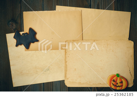 Halloween invitation over wooden background Halloween invitation over wooden background 25362185