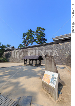 国宝 松江城 -馬溜と太鼓櫓- 25362431