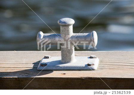 Small mooring bollard on wooden pier 25362539