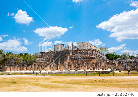Temple of Kukulkan in Chichen Itza, Yucatan 25362746