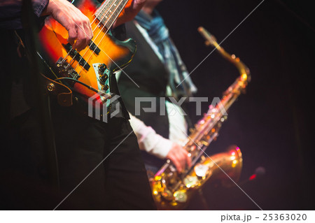 Guitar player and saxophonist 25363020