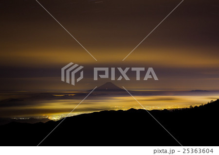 国師ヶ岳からの富士山夜景 25363604