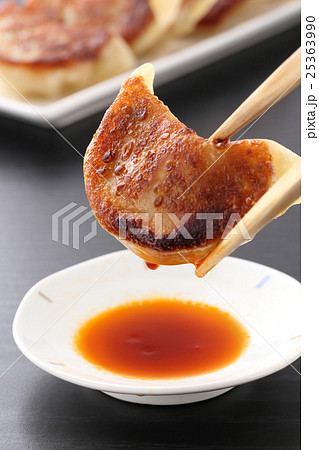 餃子を食べる 25363990