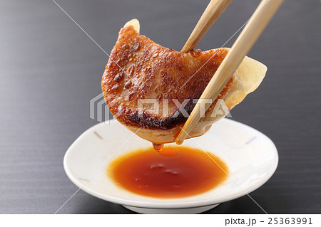 餃子を食べる 25363991