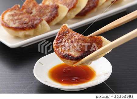 餃子を食べる 25363993