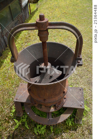 陶土をこねる器具（展示）　滋賀県・信楽町 25364488