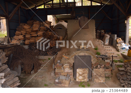 登り窯のある陶芸工房（内部）　滋賀県・信楽町 25364489