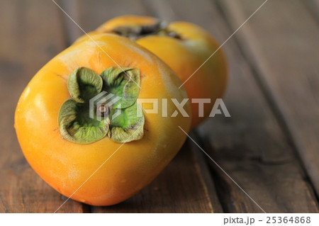 買ってきたばかりの庄内柿2個 買ってきたばかりの庄内柿2個 25364868