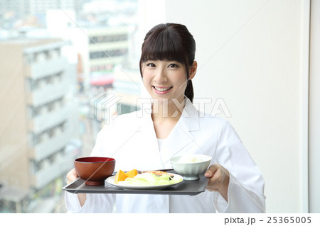 食事を運ぶ白衣の女性 25365005
