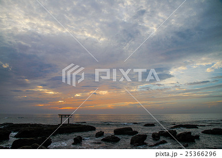 大洗磯前神社、神磯の鳥居、夜明け 25366296