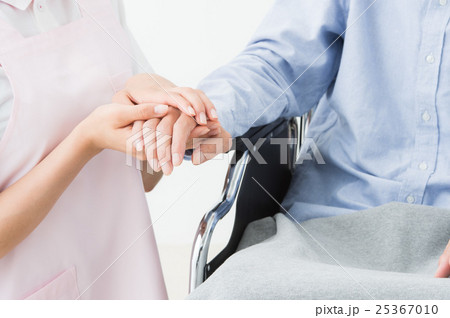 介護士の女性と車椅子の男性 25367010