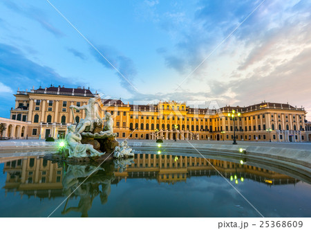 Schonbrunn Palace Vienna 25368609