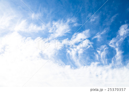 雲　筋雲　積雲　巻雲　青い空　白い雲　秋の空　晩夏の空　背景用素材　クラウド　青空　合成用背景 25370357