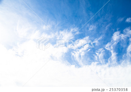 雲　筋雲　積雲　巻雲　青い空　白い雲　秋の空　晩夏の空　背景用素材　クラウド　青空　合成用背景 25370358