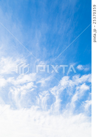 雲　筋雲　積雲　巻雲　青い空　白い雲　秋の空　晩夏の空　背景用素材　クラウド　青空　合成用背景 25370359